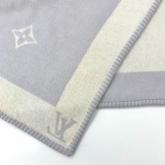 Louis Vuitton Light Purple Logo Embossed Wool & Cashmere Blanket - Picture 4 of 9